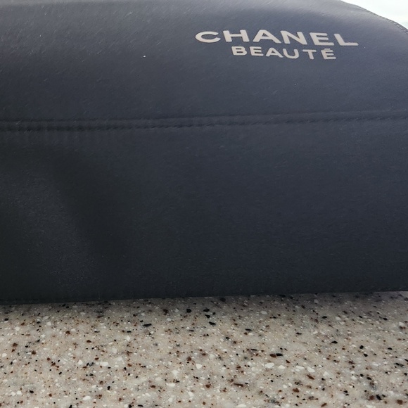 CHANEL Makeup Bag - Picture 3 of 10